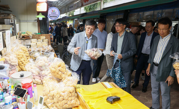 부평 전통시장 일원에서 '추석 맞이 전통시장 장보기 행사'를 진행 중이다, 사진 / 인천광역시교육청 제공