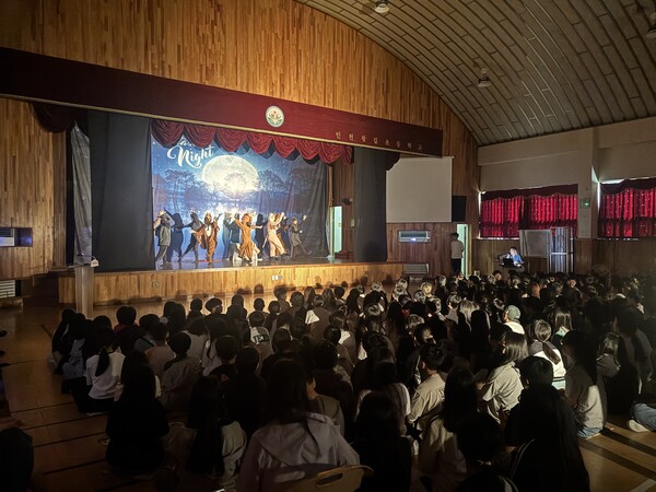 인천왕길초등학교와 인천새봄초등학교에서 ‘찾아가는 영어 뮤지컬캠프’를 진행 중이다, 사진 / 인천광역시교육청동아시아국제교육원 제공