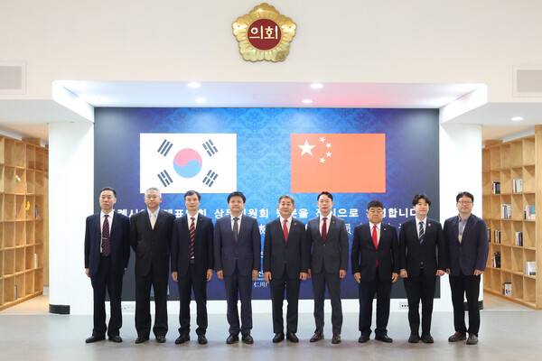 인천광역시의회와 중국 다롄시인민대표대회 대표단이 만나 기념 사진을 촬영 중이다, 사진 / 인천광역시의회 제공