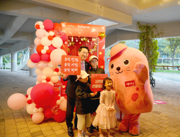 인천 시민 대축제에서 유정복 시장이 "펀블루밍로드" 홍보 프로모션으로 시민과 기념 사진을 촬영 중이다, 사진 / 인천광역시청 제공