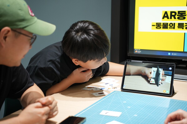 초등학교 3·4학년 학생과 학부모 45가족을 대상으로 AI융합(STEAM)캠프 ‘생각이 톡! AI융합가족배움터’를 진행 중이다, 사진 / 인천광역시교육청AI융합교육원 제공