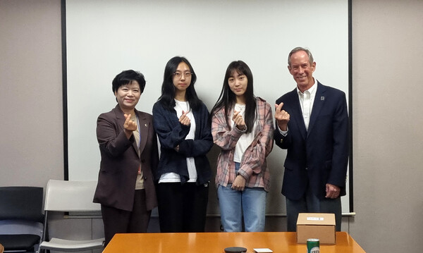 인천광역시의회 유승분 의원이 채드윅국제학교 학생들과 기념 사진을 촬영 중이다, 사진 / 인천광역시의회 제공