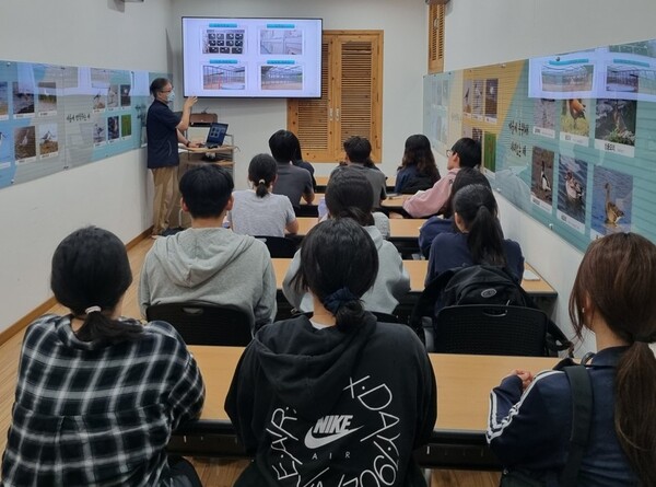 야생동물구조관리센터가 초·중·고등학생을 위한 야생동물 생태교육 프로그램을 진행 중이다, 사진 / 인천광역시 보건환경연구원 제공