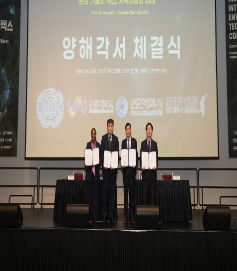 ‘2025 인천국제환경기술 컨펙스(Confex)’를 개최 후 기념 사진을 촬영 중이다, 사진 / 인천광역시청 제공