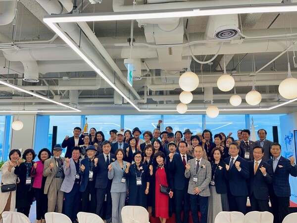 10월 17일 부영송도타워에서 기념행사와 재외동포 화가 초대전을 성황리에 개최 후 기념 사진을 촬영 중이다, 사진 / 인천광역시청 제공