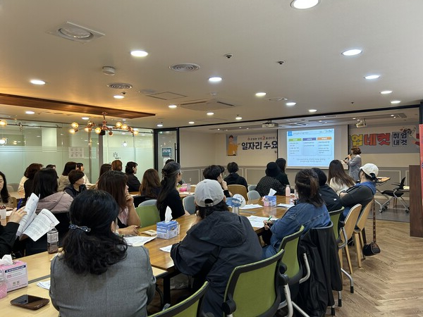 인천고용복지플러스센터와 함께 ‘찾아가는 조리실무사 채용설명회’를 진행 중이다, 사진 / 인천광역시교육청 제공