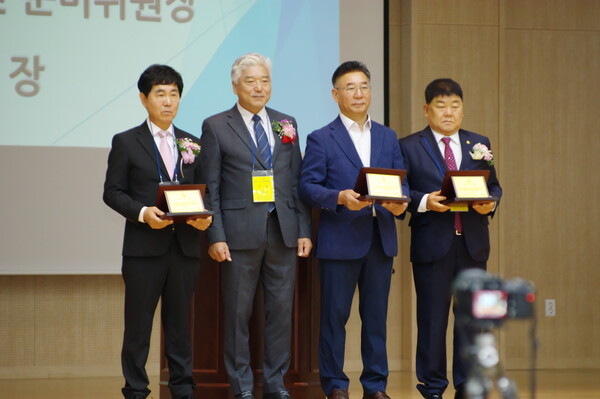 제물포고 부설 방송통신고등학교 개교 50주년 기념식 후 기념 사진을 촬영 중이다, 사진 / 인천광역시의회 산업경제위원회 제공