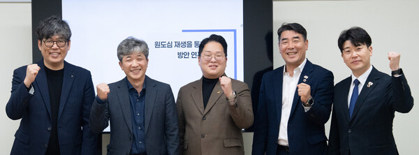 최근 인천시의회 특별위원회 회의실에서 인천대학교 산학협력단, 제물포정책연구원과 함께 지역 혁신을 위한 3자 업무협약(MOU)을 체결했다, 사진 / 인천광역시의회 제공