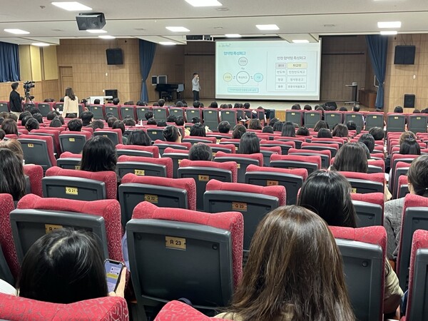 인천시교육청 대회의실에서 ‘2025 고입을 위한 중학교 교사 대상 진학설명회’를 진행 중이다, 사진 / 인천광역시교육청 제공