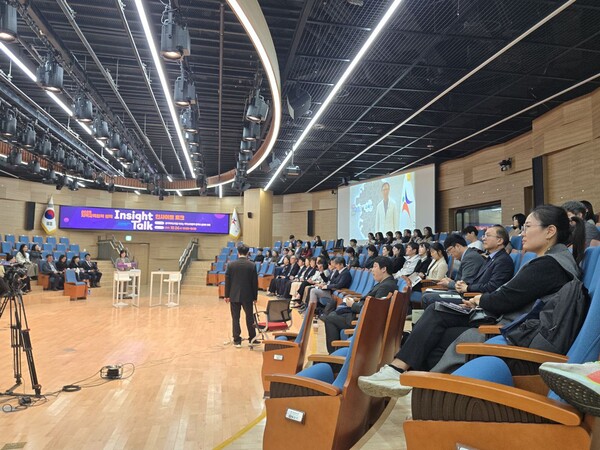남부청사에서 '경기미래교육을 이끄는 지역교육 협력 정책의 성과와 과제'를 주제로 '2025 지역교육 협력 정책 인사이트 토크(Insight Talk)'를 진행 중이다, 사진 / 경기도교육청 제공