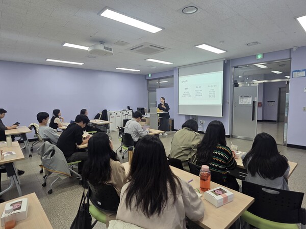  '읽걷쓰 기반 사회정서학습(SEL) 역량 강화 연수'를 진행 중이다, 사진 / 인천광역시교육청 제공