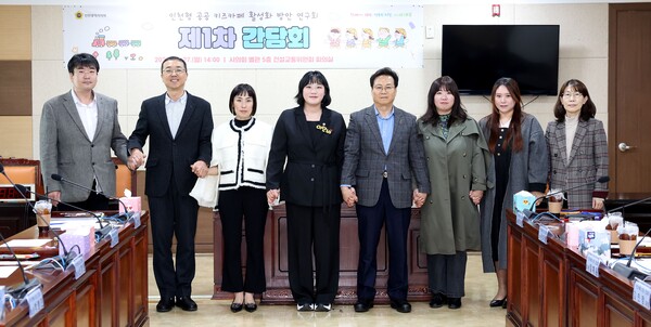 인천광역시의회 의원연구단체인 인천형 공공 키즈카페 활성화 방안 연구회 '제1차 간담회'를 개최 후 기념 사진을 촬영 중이다, 사진 / 인천광역시의회 제공
