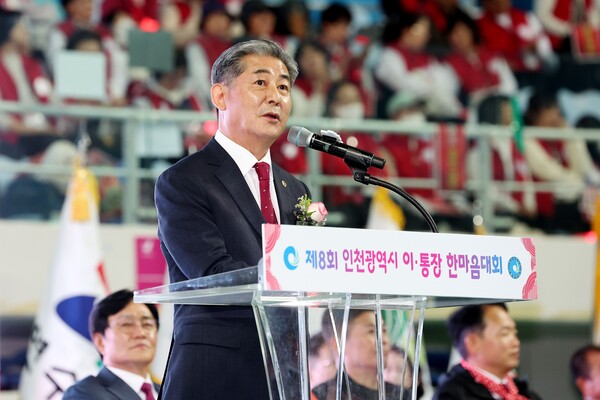 남동실내체육관에서 열린 ‘제8회 인천광역시 이·통장연합회 한마음대회’에 참석해 이·통장들에게 깊은 감사와 격려의 메시지를 전달하는 중이다, 사진 / 인천광역시의회 제공