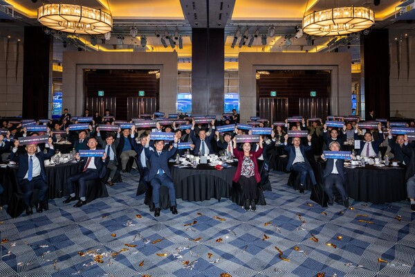 쉐라톤 그랜드 볼룸에서 ‘인천 과학기술인 혁신 네트워크(i-connect)’ 출범식을 개최 후 기념 사진을 촬영 중이다, 사진 / 인천광역시청 제공