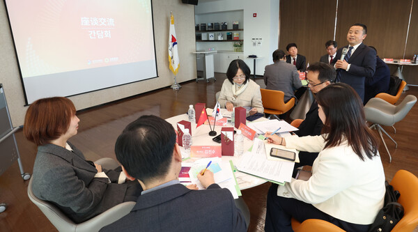 경기도교육청이 남부청사에서 교육국 정책 핵심 인사들에게 경기미래교육 정책을 소개하는 중이다, 사진 / 경기도교육청 제공