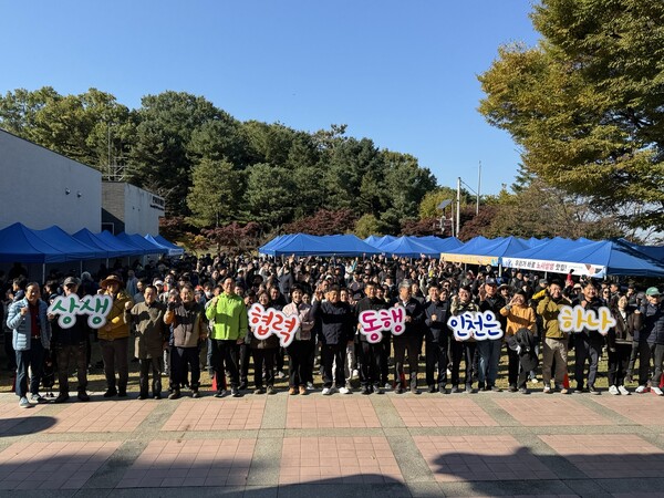 ‘2025 인천광역시 노사민정 한마음 등반대회’를 마치고 기념 사진을 촬영 중이다, 사진 / 인천광역시의회 산업경제위원회 제공