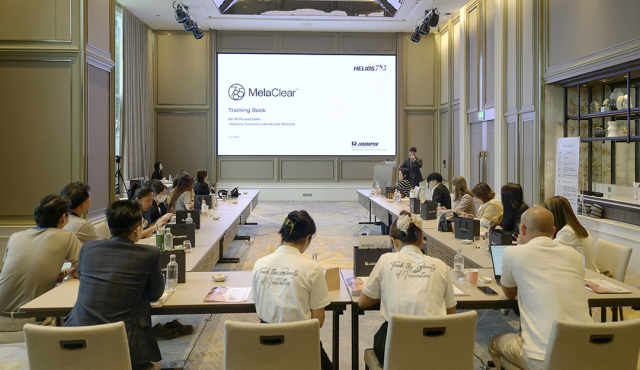 태국 방콕에서 열린 ‘HELIOS 785 PICO Insight Day’에서 참석자들이 강연을 경청하고 있다, 사진 / 레이저옵텍 제공