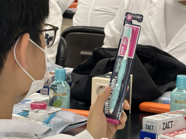 라이온코리아가 지원한 구강관리용품으로 실습하고 있는 연세대 치의학과 본과생들, 사진 / 라이온코리아 제공