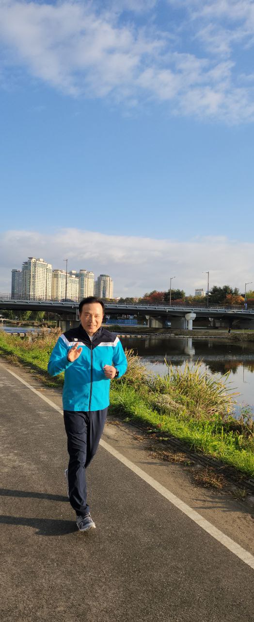 임태희 경기도교육감이 '하이러닝 달리기 캠페인'을 하는 중이다, 사진 / 경기도교육청 제공