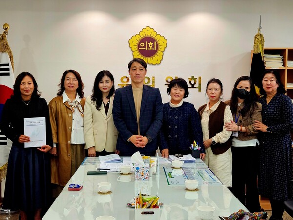 인천시 어린이집연합회 관계자들과 간담회를 마친 후 기념 사진을 촬영 중이다, 사진 / 인천광역시의회 교육위원회 제공