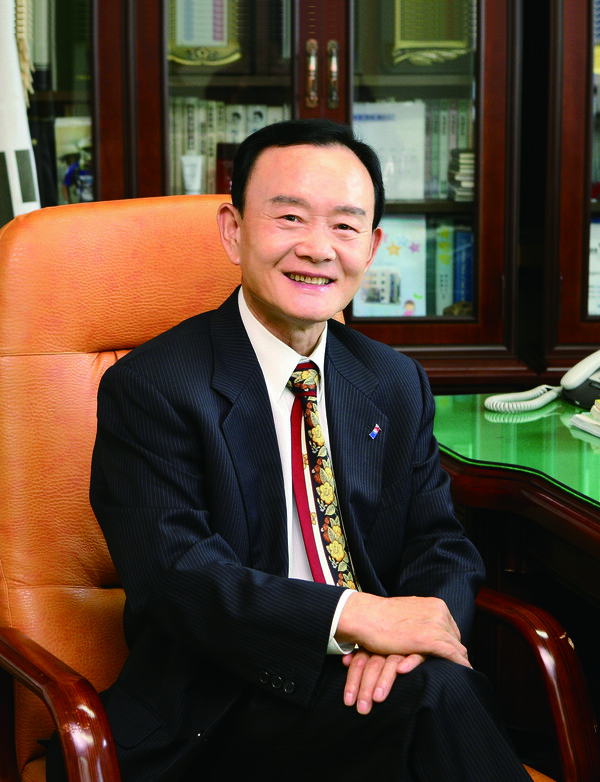 남인천중고등학교 윤국진 교장이 두 번째 자서전 『가난을 유산으로 꿈을 이룬 소년 – 그 후 십년의 기록, 끝나지 않은 여정』을 출간했다. 이번 책은 그의 첫 저서가 출간된 지 10년 만에 나온 후속작으로, 지난 십 년간 학교 현장에서의 경험과 암 투병 과정을 함께 기록한 복귀의 일지다.