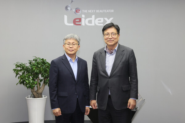 K-뷰티 산업의 핵심 동력인 ㈜레이덱스를 방문하여 정하일 대표와 기념 사진을 촬영 중이다, 사진 / 인천광역시교육청 제공