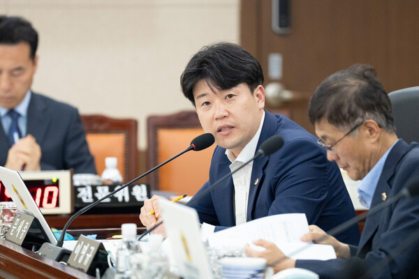 인천시의회 산업경제위원회 소속 문세종 의원이 경제자유구역청 행정사무감사에서 출장비 차액 논란을 지적하는 중이다, 사진 / 인천광역시의회 제공