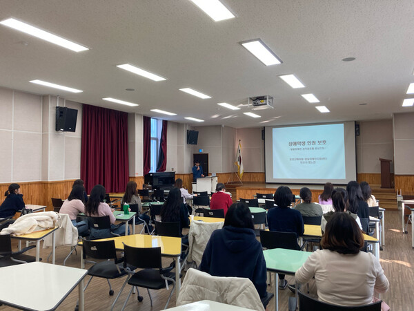 유·초·중·고등학교 교사를 대상으로 '장애 학생 인권 보호 및 실천 방안 연수'를 진행 중이다, 사진 / 인천강화교육지원청 제공