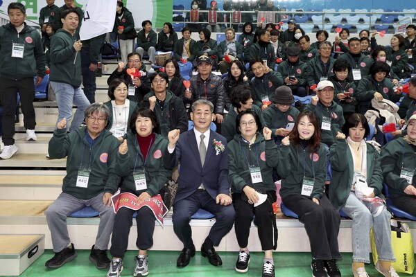 '인천광역시 주민자치 한마음대회' 개회식에 참석 후 기념 사진을 촬영 중이다, 사진 / 인천광역시의회 제공