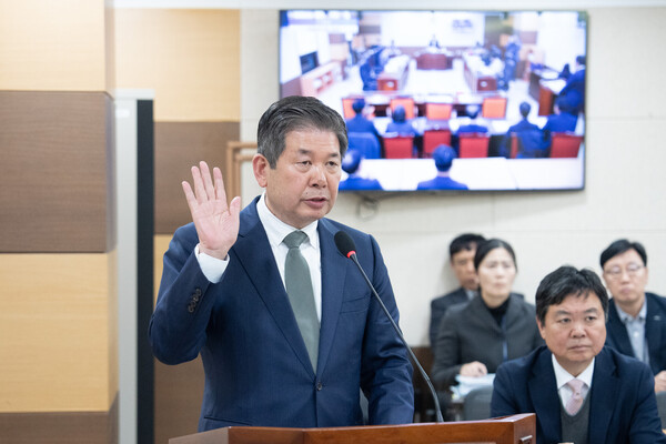 최계운 인천연구원장 후보자를 대상으로 인사청문회를 진행 중이다, 사진 / 인천광역시의회 제공