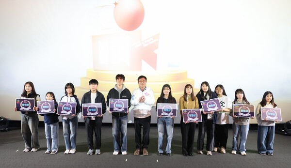 ‘제3회 인천어린이청소년영화제’가 15일 CGV인천에서 성황리에 개최 후 기념 사진을 촬영 중이다, 사진 / 인천광역시교육청 제공