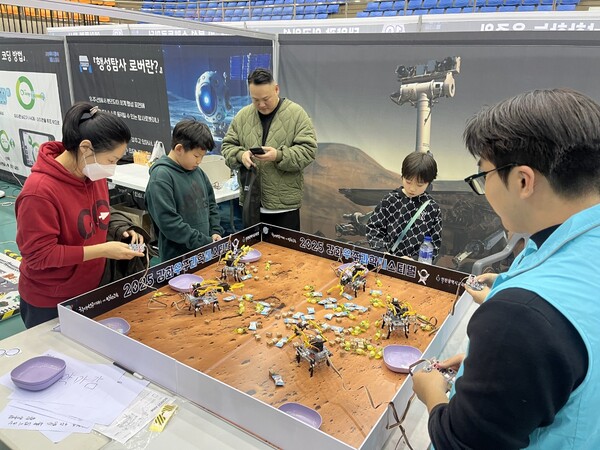 강화문예회관에서 '2025 강화우주과학페스티벌'을 진행 중이다, 사진 / 인천광역시교육청 제공