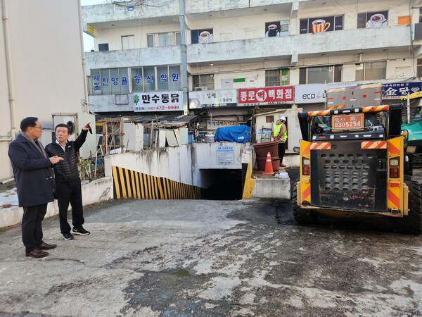 인천광역시의회에서 남동구 만수동의 장승백이 전통시장을 방문해 시설들을 둘러보고 있다, 사진 / 인천광역시의회 제공