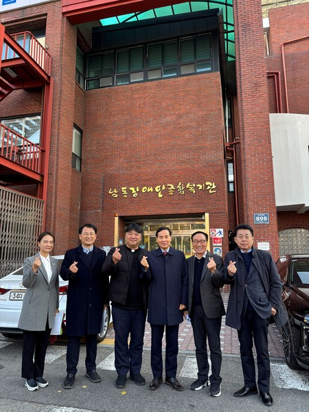 장수동 은행나무 진입로와 개관 30년이 지나 노후화된 남동장애인종합복지관을 직접 방문해 시민들과 기념 사진을 촬영 중이다, 사진 / 인천광역시의회 제공