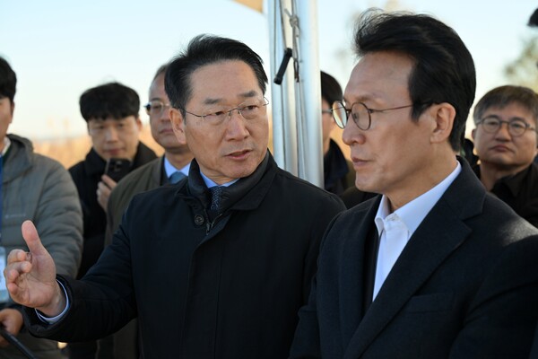 수도권매립지를 방문한 김민석 국무총리를 만나 수도권매립지 현안 해결을 위한 심도 있는 논의를 진행 중이다, 사진 / 인천광역시청 제공