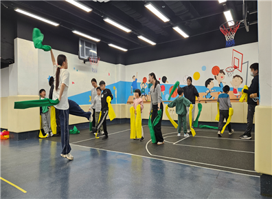 지도자와 아동들이 전통 소품(한삼)을 활용한 활동을 하고 있다, 사진 / 상명대 제공